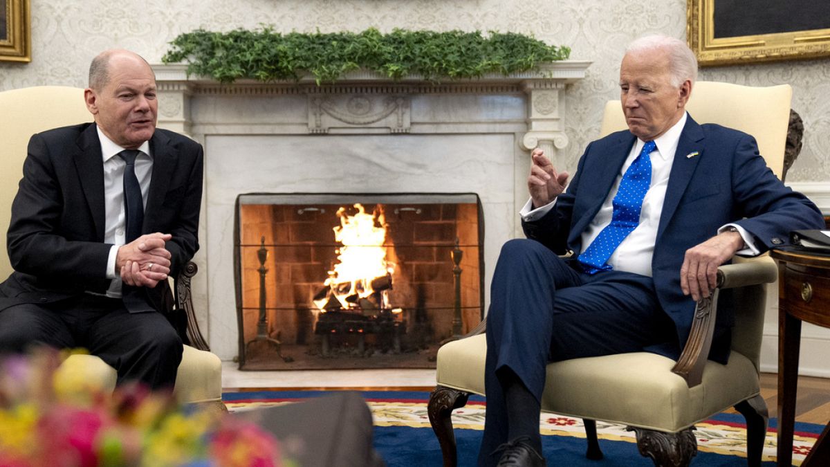US-Präsident Joe Biden drückt die Daumen nach einen Kommentar von Bundeskanzler Olaf Scholz zur Hilfe für die Ukraine. Oval Office, Weißes Haus, Washington. 9.Februar 2024