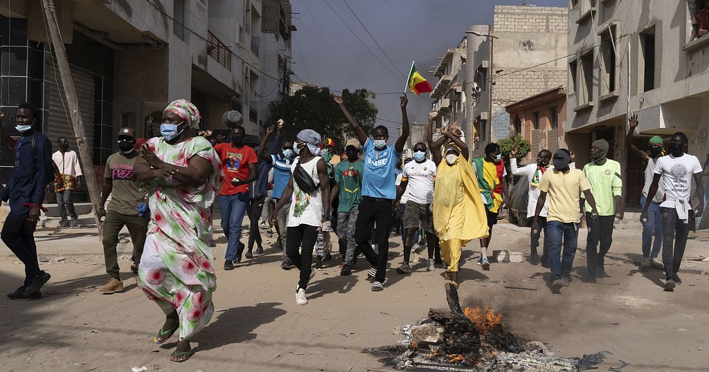 Senegal: Nationwide protests against vote delay, 1 dead | Africanews