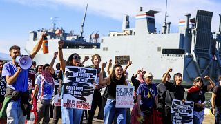 متظاهرون ضد تزويد إسرائيل بالأسلحة الأمريكية في ميناء أوكلاند بولاية كاليفورنيا