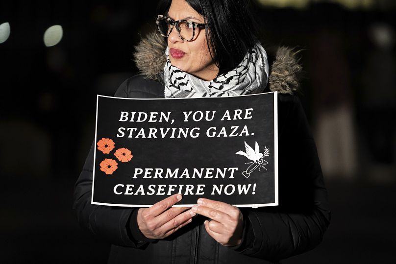 النائبة الديمقراطية رشيدة طليب تحمل لافتة تدعو إلى وقف النار في غزة
