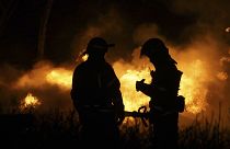 Feuerwehrleute löschen einen Brand nach einem russischen Angriff auf ein Wohnviertel in Charkiw, 10. Februar 2024.