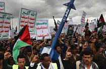 A húszik támogatói itt a palesztin terroristák mellett tüntetnek