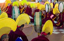 الرهبان يقرعون الطبول احتفالاً بدخول العام التبتي الجديد
