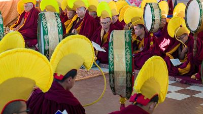 الرهبان يقرعون الطبول احتفالاً بدخول العام التبتي الجديد