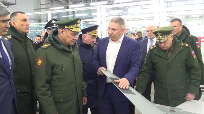 وزير الدفاع الروسي خلال زيارته مصنعا للطائرات المسيرة