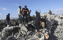 Palästinenser suchen nach Überlebenden nach einem israelischen Luftangriff auf ein Wohngebäude in Rafah, Gazastreifen, 10. Februar 2024.