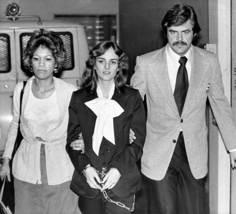 Békebírók kísérik Patty Hearstöt bírósági tárgyalására, 1976-ban