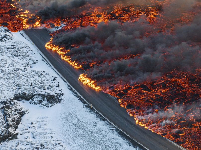 Lava flißt entlang der Hauptstraße nach Grindavík, Island, Donnerstag, 8. Februar 2024.