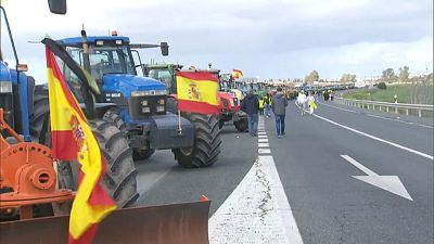 Tractores en una autopista española en medio de la protesta