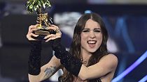 Η Angelina Mango πανηγυρίζει μετά τη νίκη της στην 74η διοργάνωση του Φεστιβάλ Ιταλικού Τραγουδιού του Σαν Ρέμο. Σάββατο, 10 Φεβρουαρίου 2024