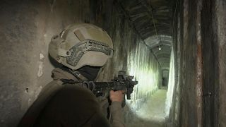 سرباز اسرائیلی در یکی از تونل‌های کشف‌شده حماس در نوار غزه