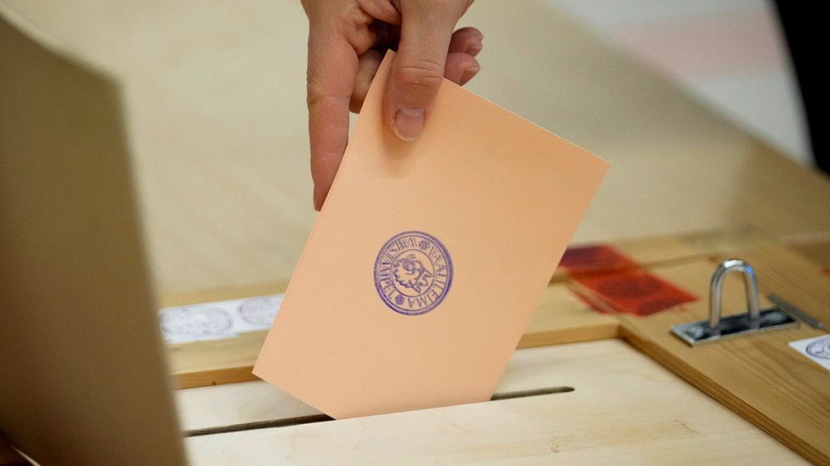 Uma mulher vota numa mesa de voto durante as eleições presidenciais em Espoo, Finlândia, no domingo, 11 de fevereiro de 2024.