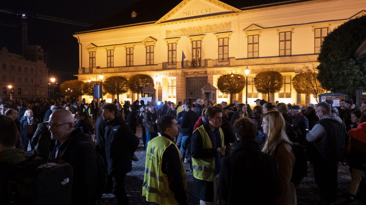 Multitud en Budapest celebrando la dimisión de la presidenta