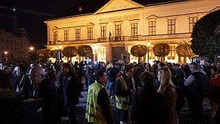 Multitud en Budapest celebrando la dimisión de la presidenta
