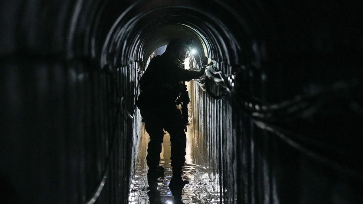 O tenente-coronel Ido, cujo apelido foi ocultado pelos militares, caminha no interior de um túnel por baixo do complexo da UNRWA, onde os militares descobriram túneis na sede principal