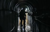 O tenente-coronel Ido, cujo apelido foi ocultado pelos militares, caminha no interior de um túnel por baixo do complexo da UNRWA, onde os militares descobriram túneis na sede principal
