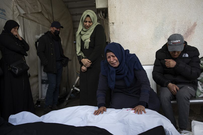 Palestinianos choram familiares mortos nos bombardeamentos israelitas em Rafah, Faixa de Gaza