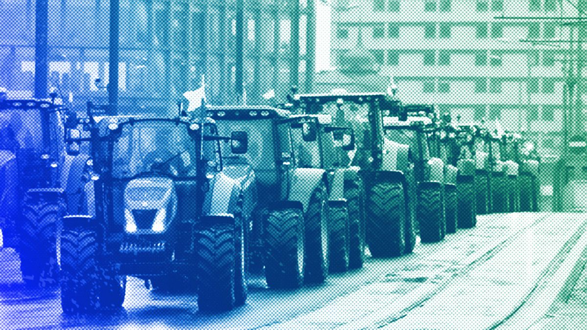 Agricoltori alla guida di un trattore pesante nella città occidentale di Poznan nell'ambito di una protesta nazionale degli agricoltori contro la politica agraria dell'Unione Europea, febbraio 2024