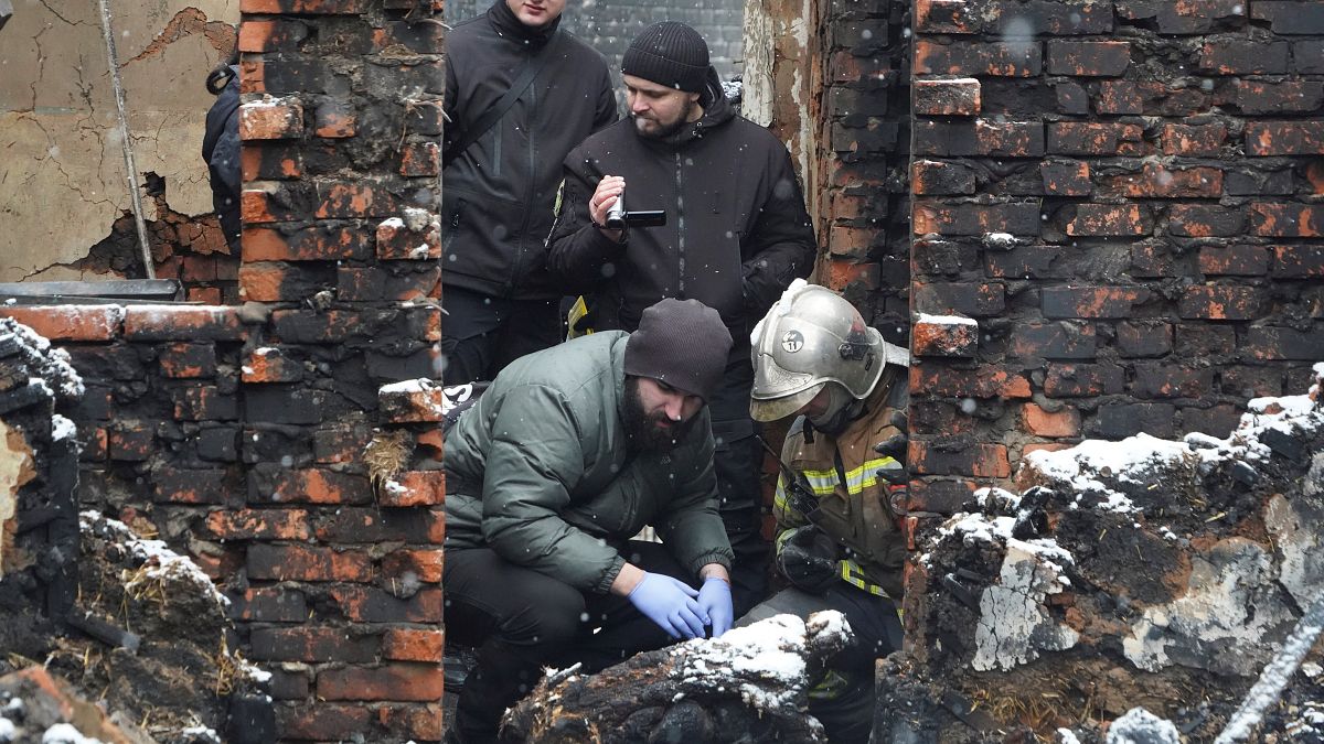 Эксперты на месте сгоревшего дома в Харькове