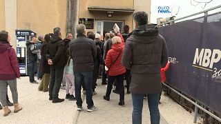 Észak-Macedónia polgárai sorban állnak a rendőrőrsök előtt, hogy megkapják új útleveleiket