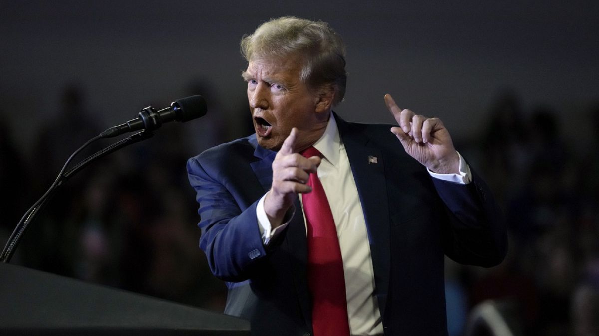 O ex-Presidente Donald Trump, candidato presidencial republicano, discursa num comício "Get Out The Vote" na Coastal Carolina University em Conway, S.C., no sábado, 10 de fevereiro de 2024.