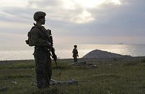 FILE - Американские войска на пляже Готланда после учений по высадке десанта в рамках ежегодных военных учений BALTOPS на Балтийском море в Тофта, Готланд, Швеция, в среду, 7 июня 2022 года.