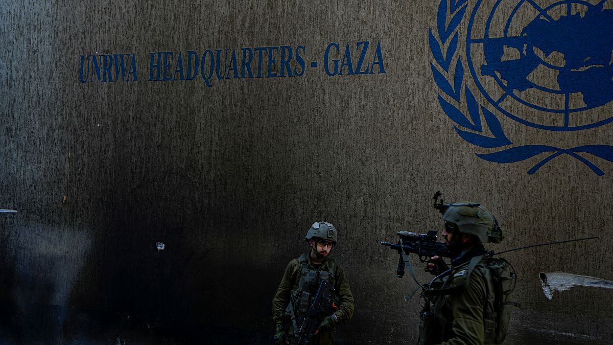 جنود إسرائيليون أمام مقر الأونروا في غزة حيث يزعمون اكتشاف نفق لحماس