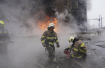 رجال الإطفاء يطفئون حريقا بعد هجوم روسي على حي سكني في خاركيف