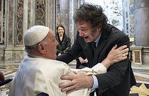 Primeiro encontro do Papa Francisco com Milei ficou marcado por um abraço