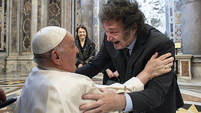 Primeiro encontro do Papa Francisco com Milei ficou marcado por um abraço