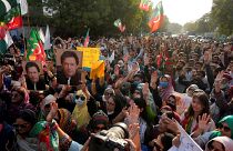 أنصار عمران خان يحملون صورته