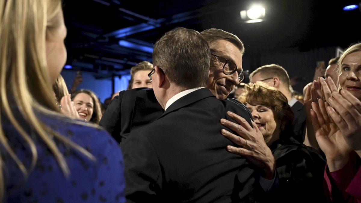 Il nuovo presidente della Finlandia Alexander Stubb abbraccia il primo ministro Petteri Orpo dopo aver saputo i risultati delle elezioni