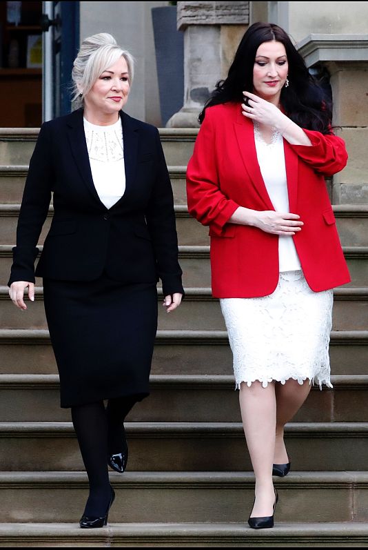 Michelle O’Neill első miniszter (b) és helyettese, Emma Little-Pengelly, 2024. február 5-én
