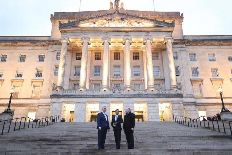 Edwin Poots parlamenti elnök, Rishi Sunak brit miniszterelnök és Chris Heaton-Harris, Észak-Írországgal megbízott államtitkár a Stormont előtt, 2024 februárjában