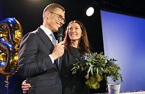 Alexander Stubb ünnepli győzelmét feleségével 2024. február 11-én Helsinkiben