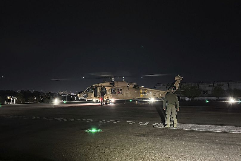 Un hélicoptère de l'armée de l'air israélienne transportant deux ex-otages, au centre médical de Sheba à Ramat Gan, Israël, lundi 12 février 2024. Photo armée israélienne.
