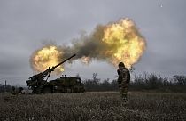 Ukraynalı askerler tarafından Avdiivka yakınlarındaki Rus mevzilerine doğru Fransız yapımı CAESAR'dan ateşlenen bir havan topu