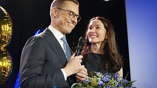 Alexander Stubb, Kandidat der National Coalition Party, feiert mit seiner Frau Suzanne Innes-Stubb.
