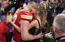 Taylor Swift abraza a su pareja, el jugador de Kansas City Chiefs, Travis Kelce, en la final de Super Bowl