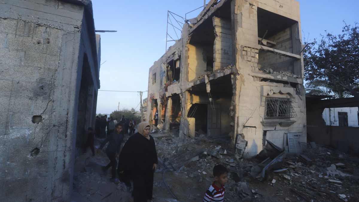 Refah kentinde İsrail saldırısında yıkılan bir konut