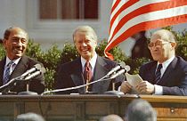 جيمي كارتر (وسط) مع مناحيم بيغن (يمين) وأنور السادات، أثناء التوقيع على معاهدة السلام المصرية الإسرائيلية في البيت الأبيض- 26 مارس، 1979