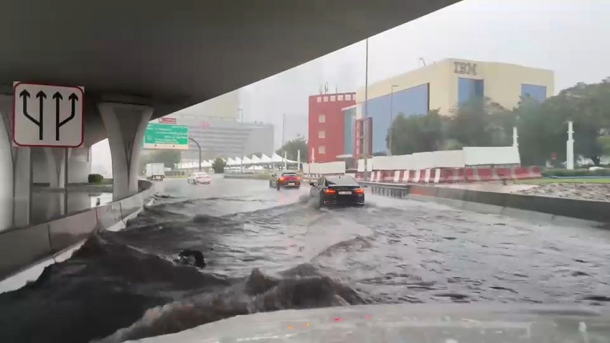 مياه الأمطار تغمر شوارع مدينة دبي - الإمارات العربية المتحدة. 2024/02/12