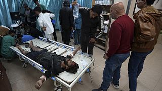 فلسطينيون أصيبوا في القصف الإسرائيلي لقطاع غزة يتلقون العلاج في مستشفى في دير البلح، غزة، 10 فبراير، 2024.
