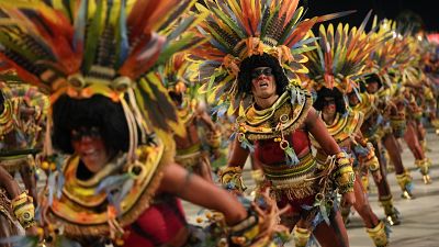 Des danseurs de l'école de samba Salgueiro défilent lors des célébrations du carnaval au Sambadrome de Rio de Janeiro, au Brésil, lundi 12 février 2024.