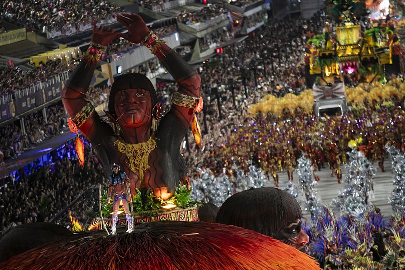 Des artistes de l'école de samba Salgueiro défilent lors des célébrations du carnaval au Sambadrome de Rio de Janeiro, au Brésil, lundi 12 février 2024.