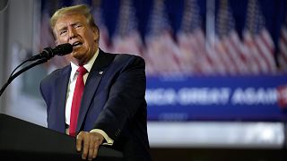 O ex-Presidente Donald Trump, candidato presidencial republicano, discursa num comício "Get Out The Vote" na Coastal Carolina University em Conway, S.C., no sábado, 10 de fevereiro de 2024. 