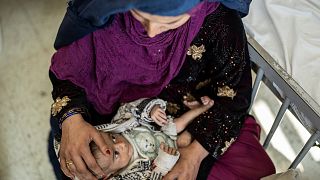 عکس آرشیوی از زن افغان به همراه کودکش در بیمارستان