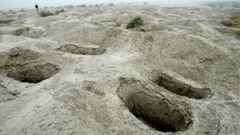 گودال‌های حاصل از حفاری‌های غیرقانونی در محوطه باستان‌شناسی جیرفت