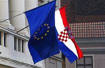 Az uniós és a horvát zászló a zágrábi parlament épületén