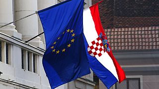 Az uniós és a horvát zászló a zágrábi parlament épületén